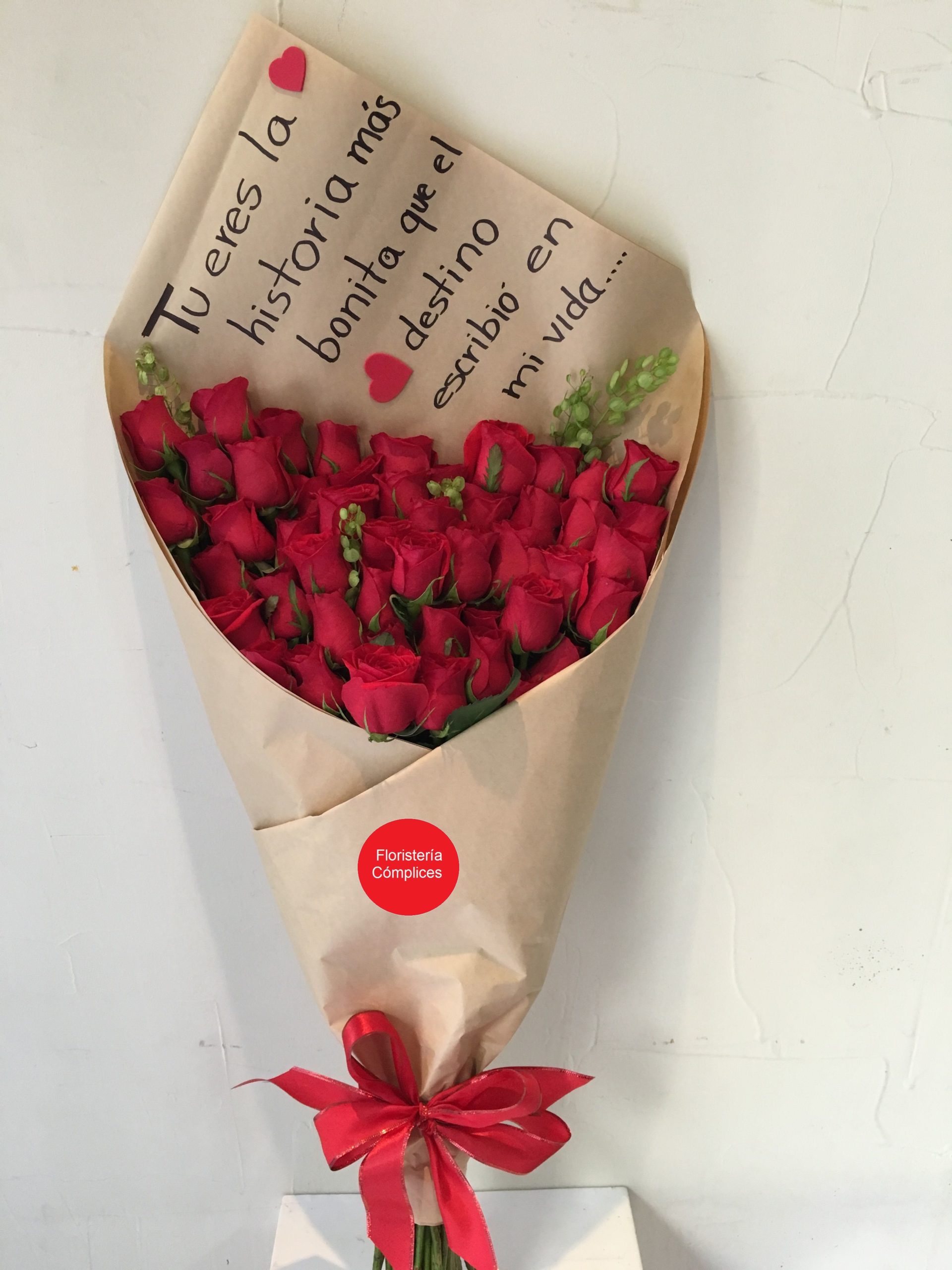 bouquet papel craft 50 rosas rojas complies scaled Ramo Mensajero Gigante De 50 Rosas Rojas Cómplices