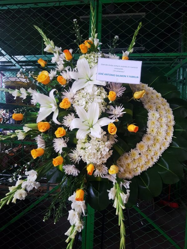 corona floral con 24 rosas importadas