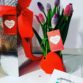 Arreglo de tulipanes rojo y morado en base de corazón
