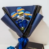 RAMO DE 3 CARROS Y 4 ROSAS AZULES