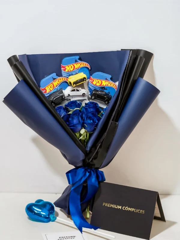 RAMO DE 3 CARROS Y 4 ROSAS AZULES
