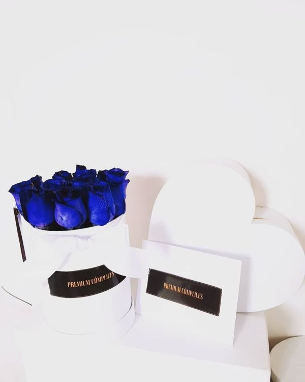 caja de 12 rosas azules Rosas azules