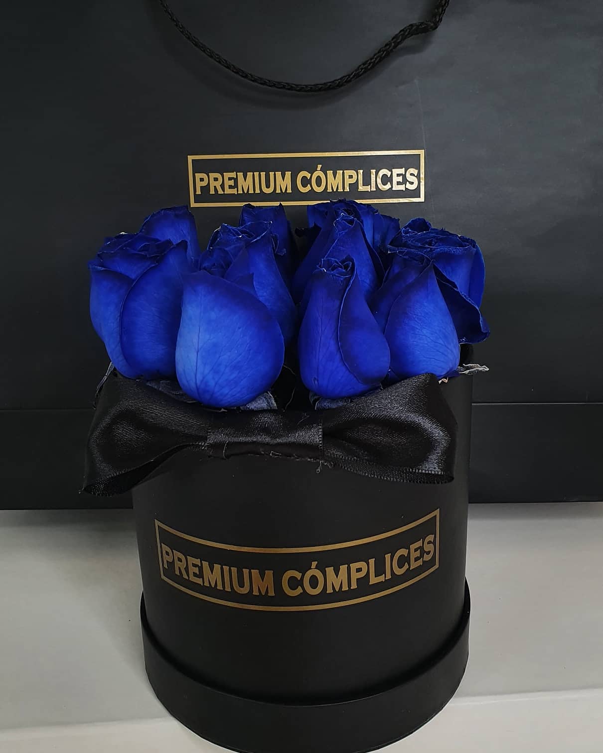 Rosas azules en Box Negro