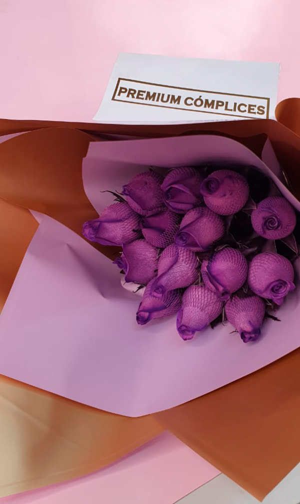 Ramo de rosas moradas de 12