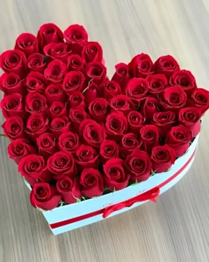 CAJA TRADICIONAL DE CORAZÓN DE 50 ROSAS