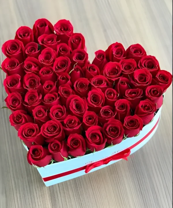 caja de rosas en forma de corazon