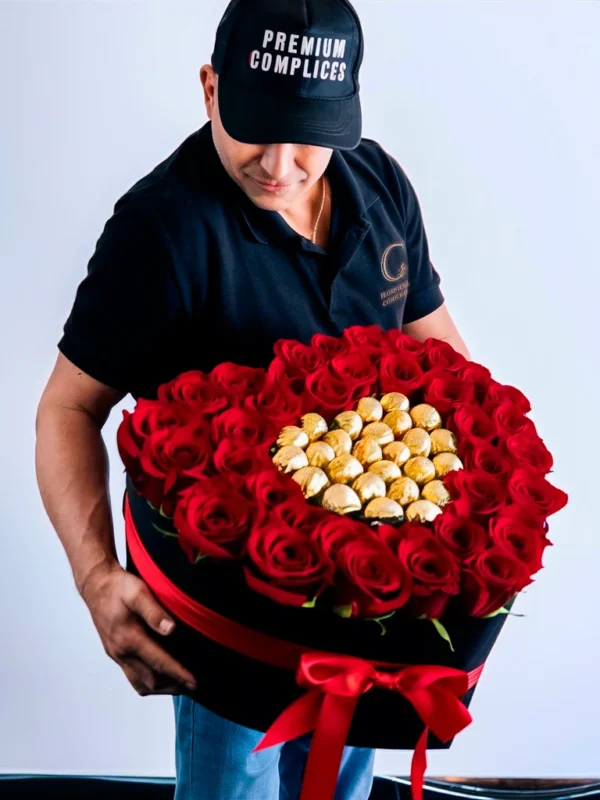 CORAZÓN GRANDE DE 50 ROSAS MÁS 25 FERREROS