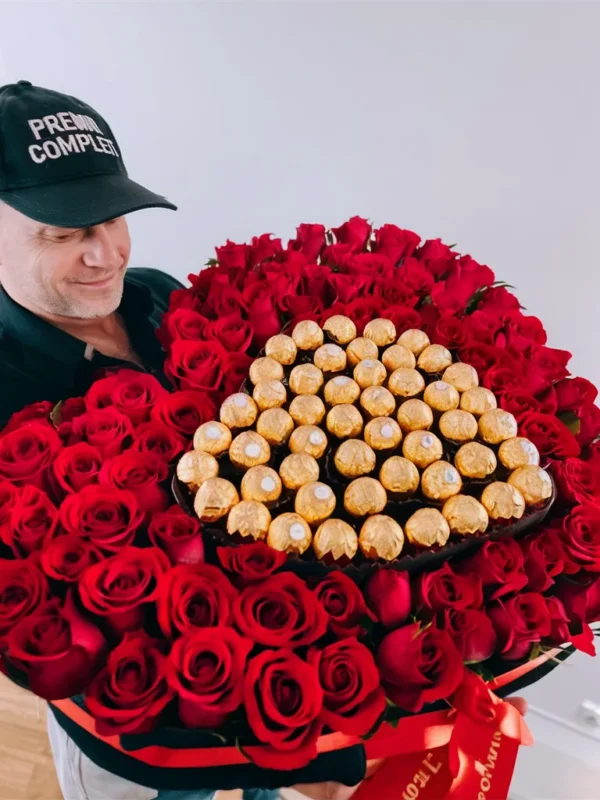 CORAZÓN PREMIUM MEGA GIGANTE DE 100 ROSAS Y 50 BONBONES FERREROS