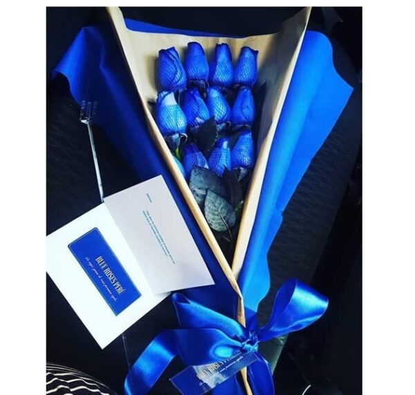 RAMO DE 12 ROSAS AZULES