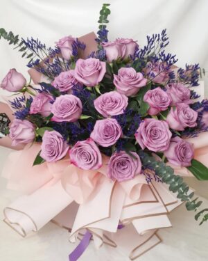 RAMO DE 20 ROSAS LILAS MÁS FOLLAJE
