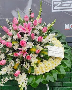 CORONA FLORAL CON 24 ROSAS EN TONO ROSADOS