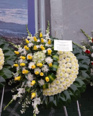 CORONA FLORAL PARA CONDOLENCIAS VELORIO ROSAS AMARILLAS