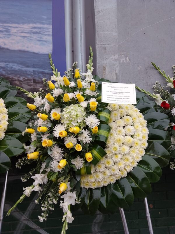 CORONA PARA CONDOLENCIAS VELORIO ROSAS AMARILLAS
