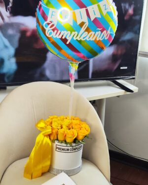 CUMPLEAÑERA RADIENTE - BOX DE 12 ROSAS AMARILLAS MÁS GLOBO