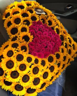 CORAZÓN GIGANTE DE GIRASOLES Y ROSAS ROJAS
