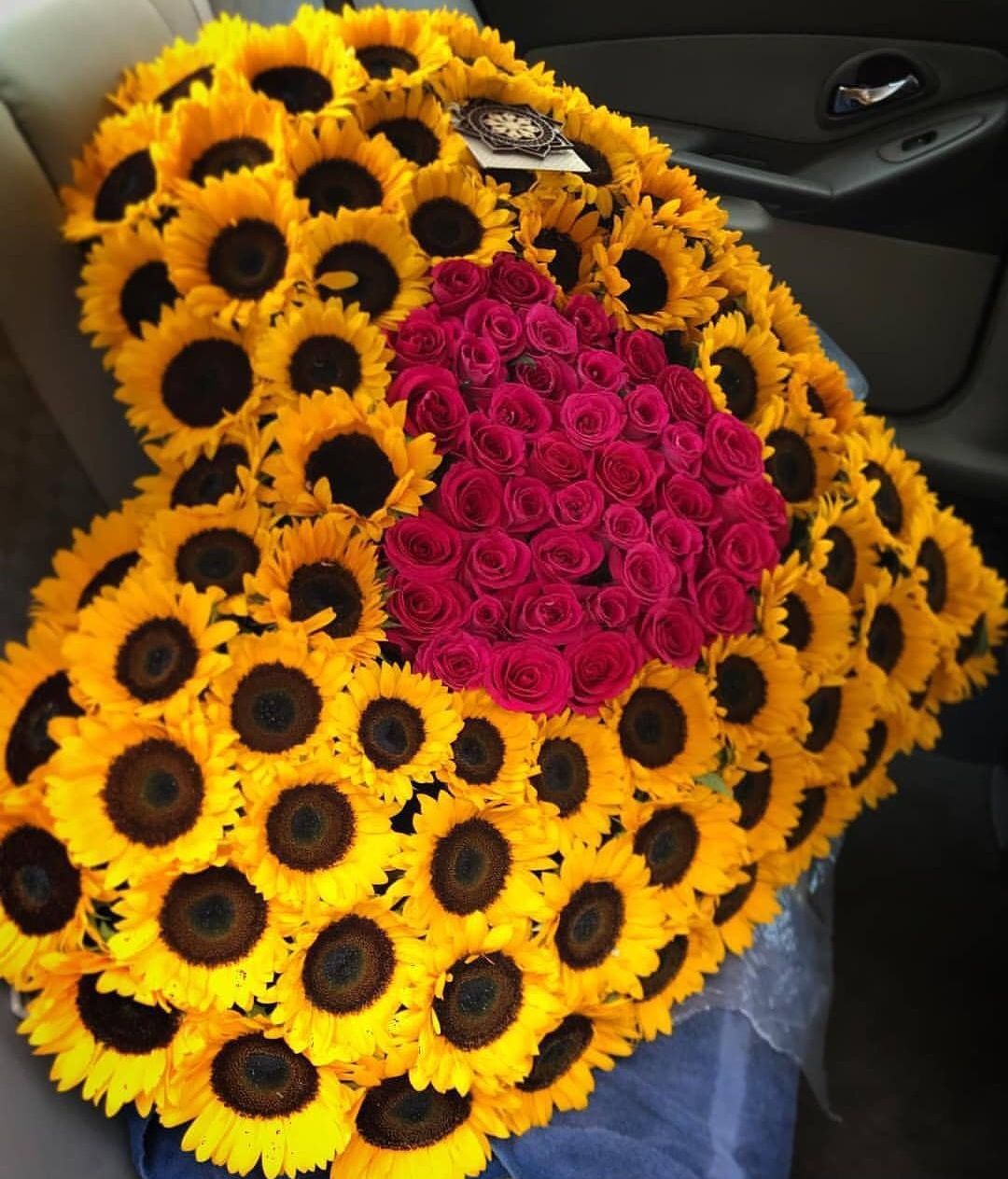 ARREGLOS DELUXE PREMIUM 21 CORAZÓN GIGANTE DE GIRASOLES Y ROSAS ROJAS