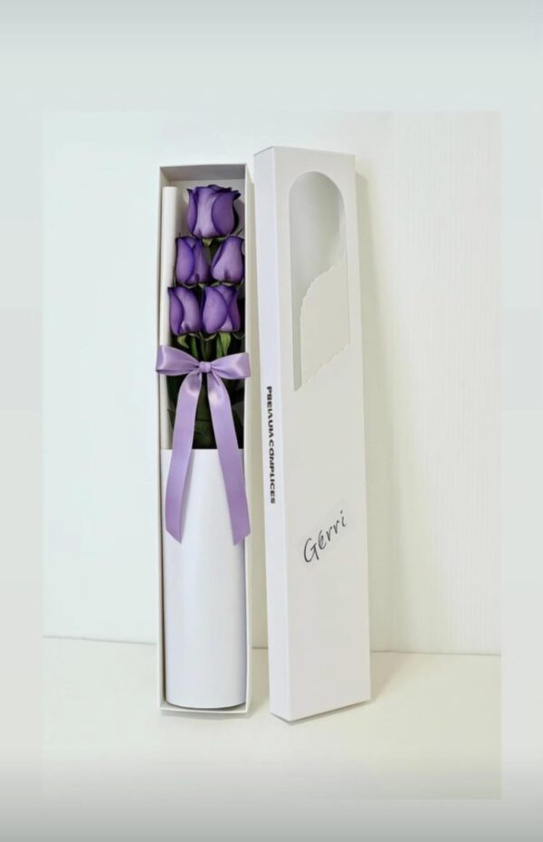 caja de 6 rosas moradas o lilas