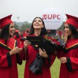 RAMO DE ROSAS PARA GRADUADA