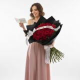 RAMO DE 50 ROSAS ROJAS ENVOLTURA ELEGANTE
