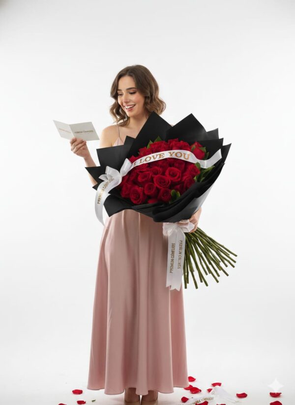 RAMO DE 50 ROSAS ROJAS ENVOLTURA ELEGANTE RAMO DE 50 ROSAS ROJAS ENVOLTURA ELEGANTE