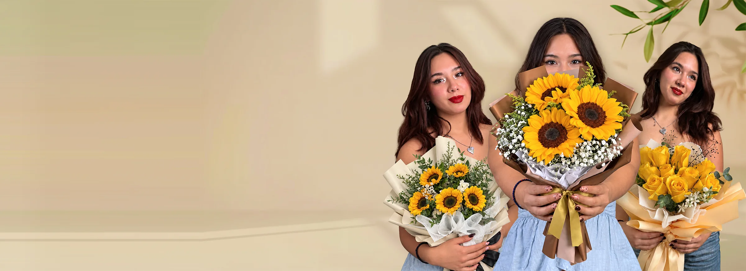 Tres chicas con ramos de girasoles y rosas amarillas para el 21 de septiembre en Lima